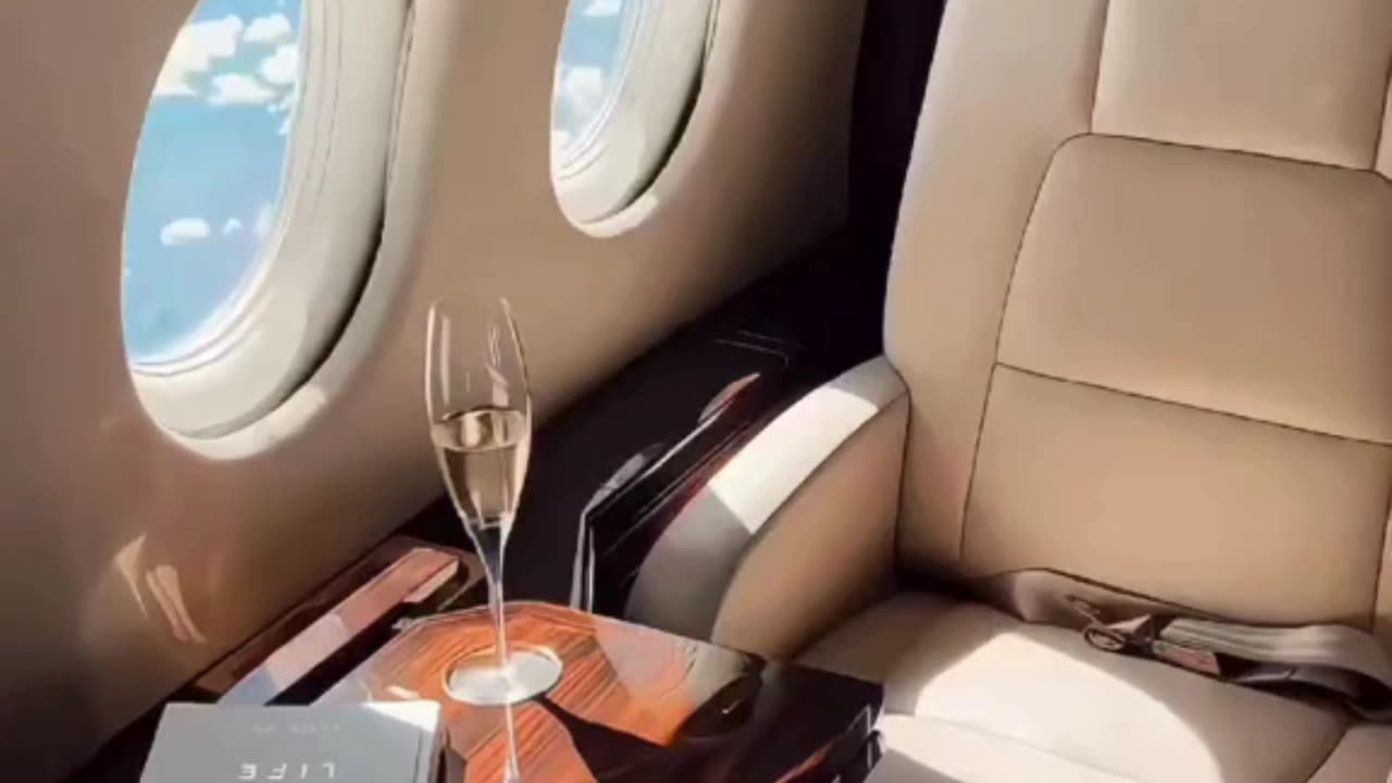 ™️ Chase your dreams 💸💸💸 #motivationtok #wealthy #luxury
