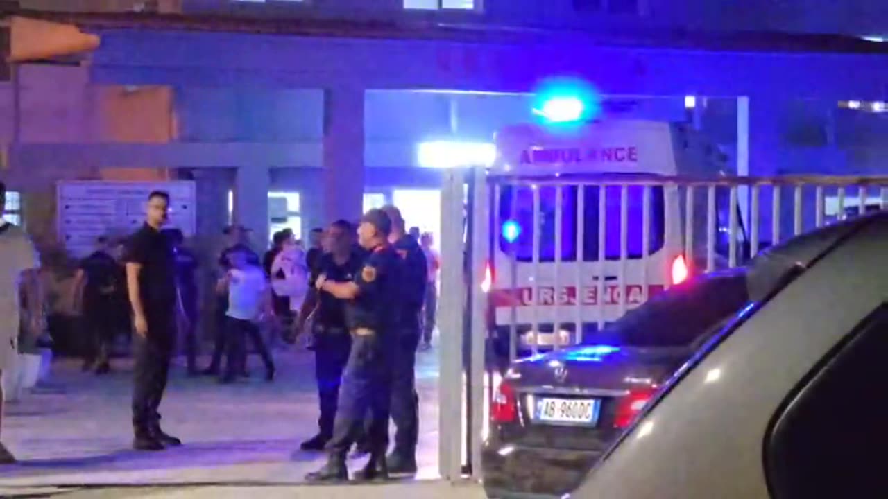 Fier, sherr me thika me njëri tjetrin, 2 të rinj përfundojnë në spital