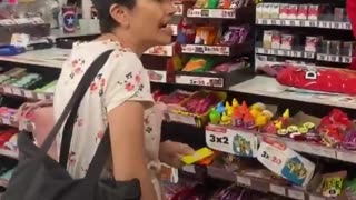 Mujer causa el caos en una tienda porque no puede retirar dinero