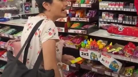 Mujer causa el caos en una tienda porque no puede retirar dinero