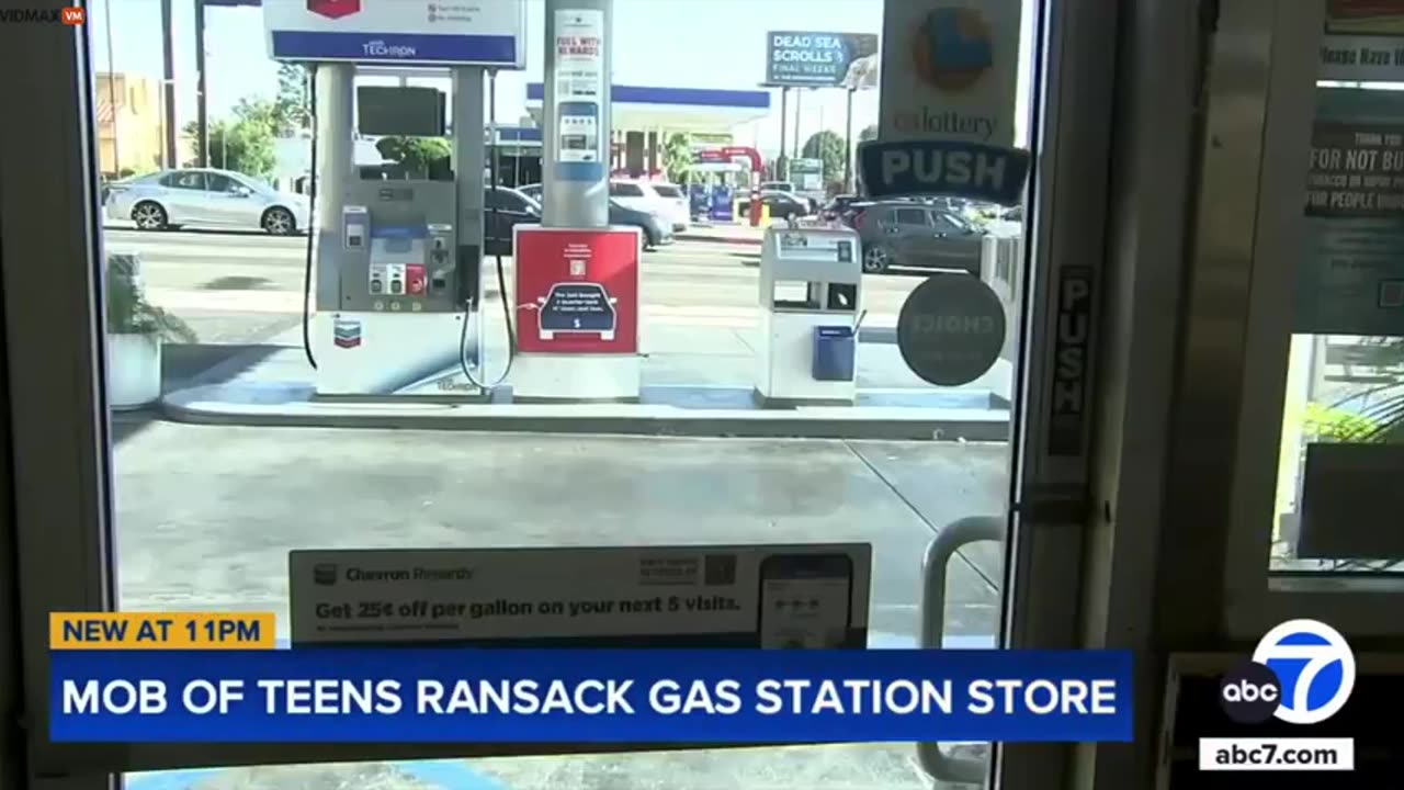 Another Day Another Flash Mob Loots Another convenience store