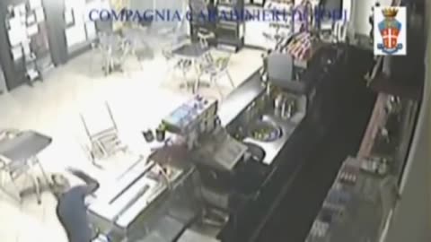 😡🥊 Robber Threatens Female Judoka with a Screwdriver: What Happens? | FCN