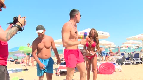 Пич маже със СМЕТАНА непознати МАЦКИ и ги ОБЛИЗВА (А на бас)