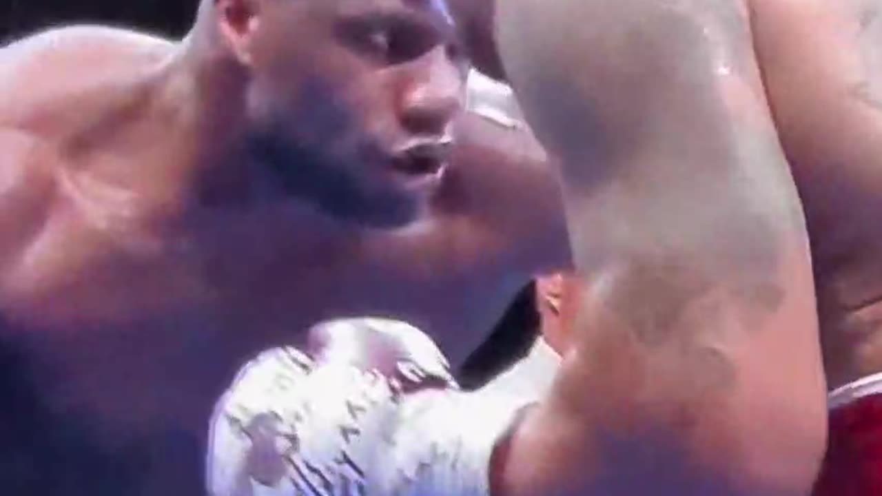 Ukrainian Soldier and Heavyweight Boxer Oleksandr Usyk Knocks Out Daniel Dubois to Reclaim Title