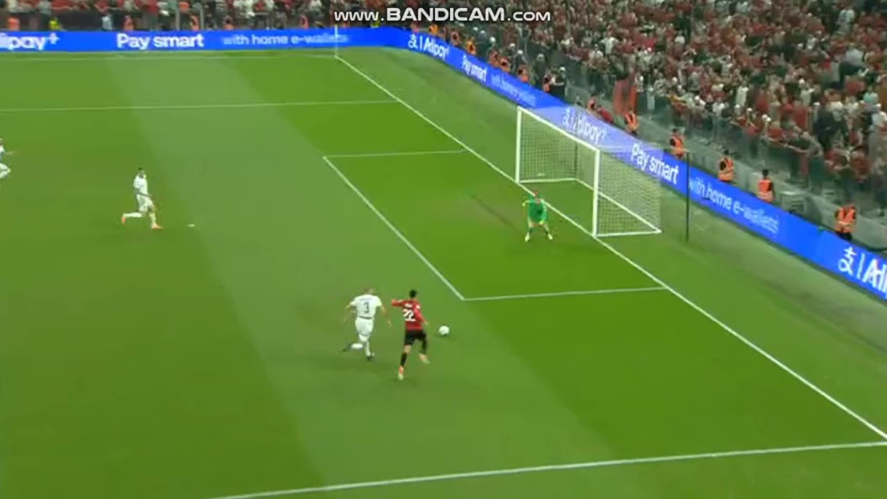 Armando Broja threatens Serbia's goal with his speed