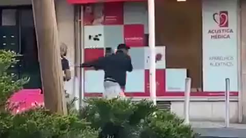 Fake asylum seekers want to rob a Portuguese man, but then discover