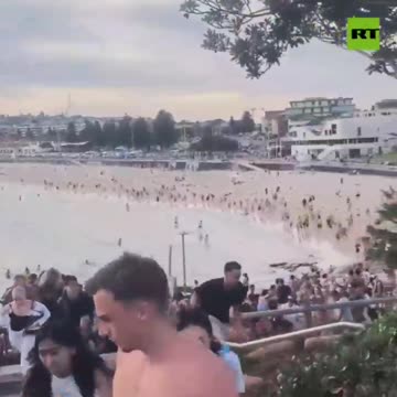 Crowd flees from MASS SHOOTING at Bondi Beach