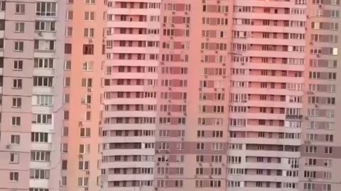 🤬 Russian drone deliberately targeting a residential building in Kyiv.