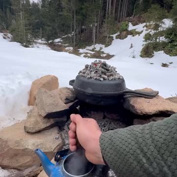 Grilled Sausage Sandwiches on a Snowy Mountain Trip 🏔️🌭 #WinterCamping #FoodieAdventure