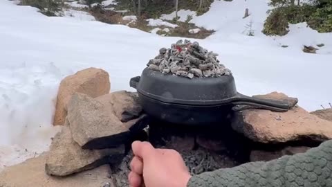 Grilled Sausage Sandwiches on a Snowy Mountain Trip 🏔️🌭 #WinterCamping #FoodieAdventure