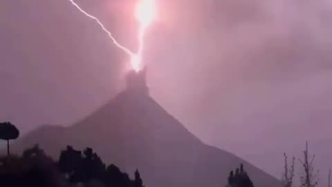 ⚡🌋 Lightning Strikes Volcano – Nature or Something More? 🛸👀