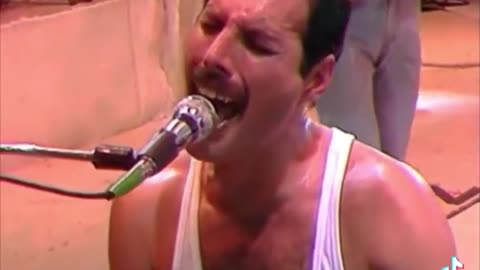 WE ARE THE CHAMPIONS ~ QUEEN ( LIVE )
