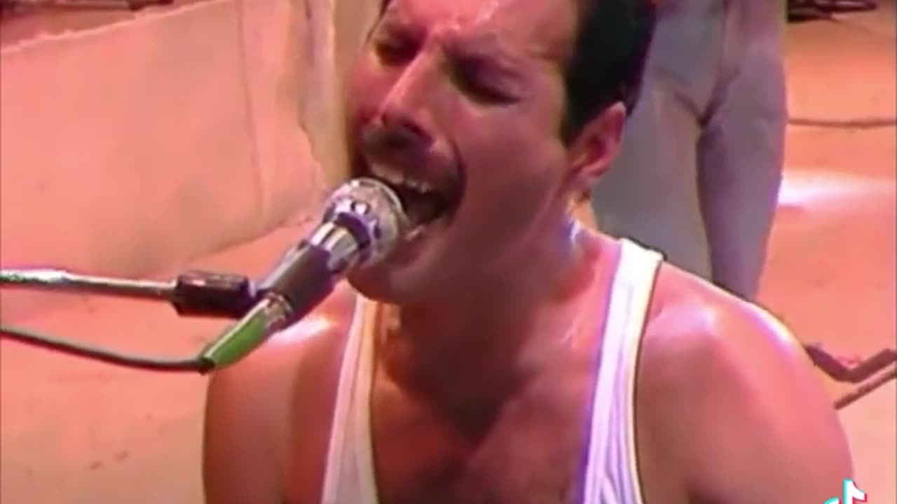 WE ARE THE CHAMPIONS ~ QUEEN ( LIVE )