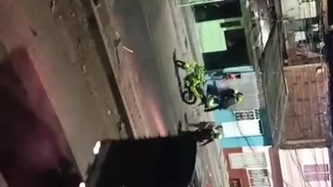 Video registró brutal ataque a un policía por parte de un grupo de borrachos en Girón