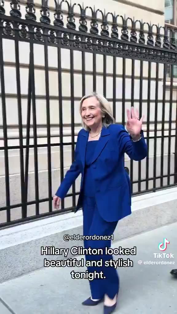 This looks like one of the body doubles? The short, younger, trimmer variety?