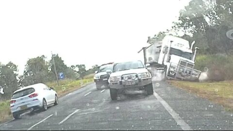 Aussiecams - This Truckie does not see stopped traffic ahead and almost takes out multiple vehicles!