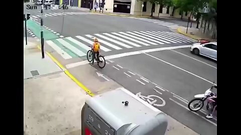 Pedestrians and drivers helped stop a tourist mugging in Buenos Aires.