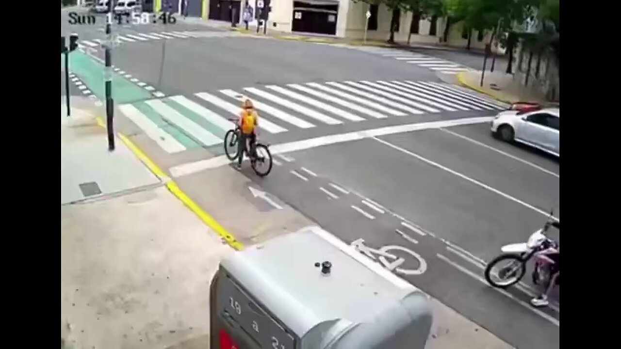 Pedestrians and drivers helped stop a tourist mugging in Buenos Aires.