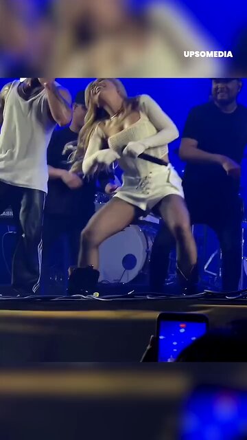 那位歌手甚至沒有意識到自己在台上看起來有多滑稽 😳