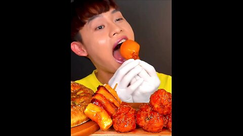 Fried chicken legs wrapped in turkey sauce, fried sausage rice cakes, cheese pizza