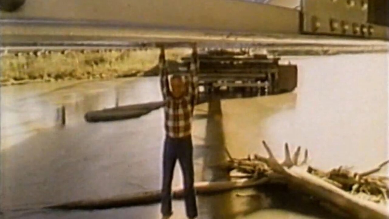 Johnny Carson Hangs from Railroad Tracks #johnnycarson #tonightshow