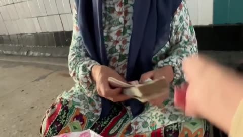 She Was Homeless… Her Reaction Made Me Cry
