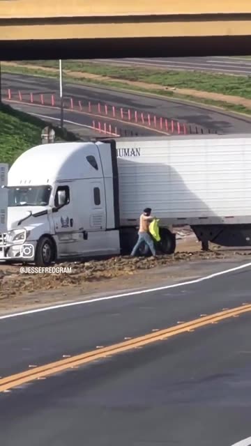 END H1-B NOW: A Turban Wearing Indian Trucker parks in the middle of the highway and blocks traffic