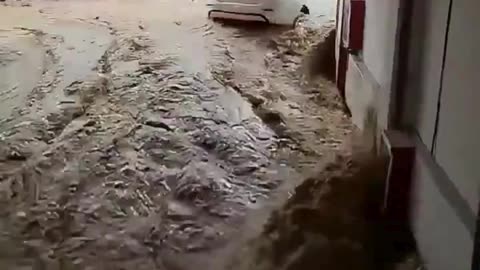Urban Flood Fury 🌊🚨#FloodWarning 🚨#ExtremeWeather 🌧️#NaturalDisaster 🌊#UrbanFlooding 🏙️#StaySafe ⚠️