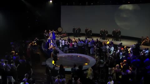 Celtic Woman - Westering Home In the round room