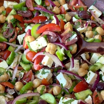 Simple and Delicious Mediterranean Chickpea SaladThis Mediterranean Chickpea Salad