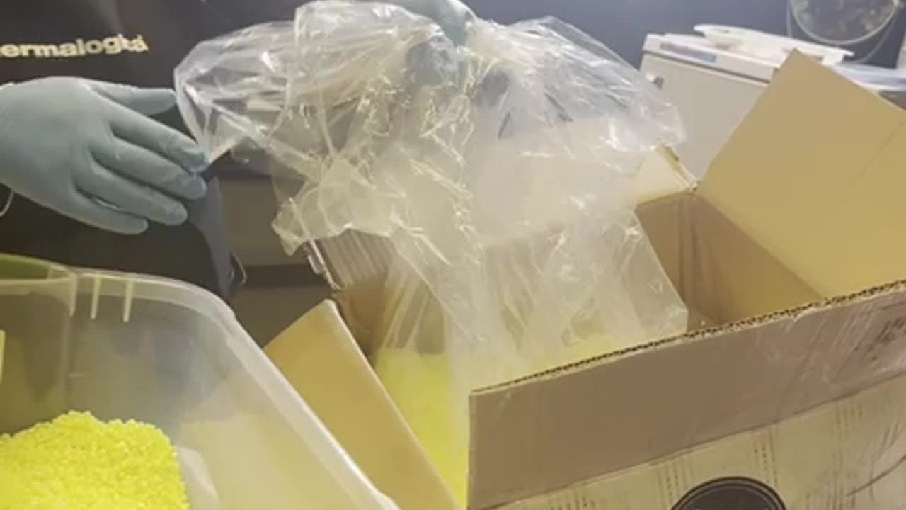 Unboxing Sexy Smooth Lemon Kiss Hard Wax | Best Wax for Estheticians @thewaxpalace1