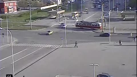 Un tramway fait un drift