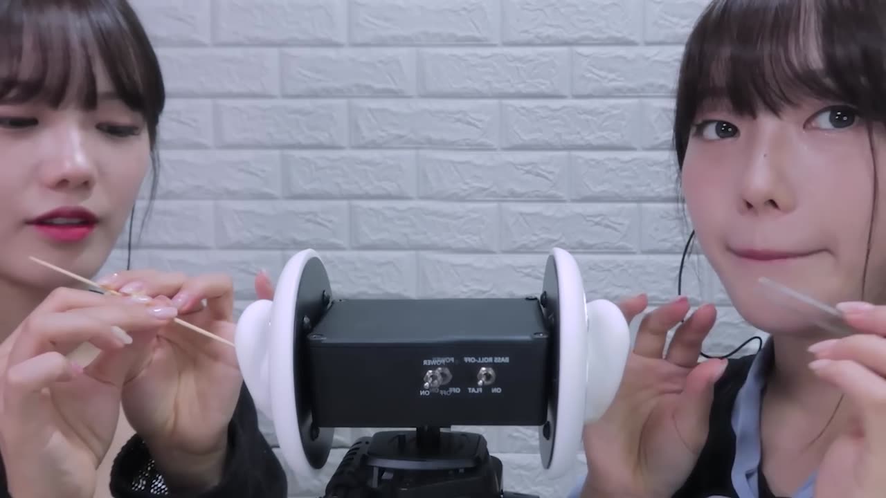 Japanese and Korean Twin Ears Cleaning