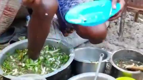 Africans mock the way Indians make street food