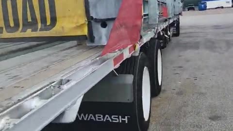SHES A WIDE ONE #ourtruckinglife #trucking #reallifetruckers #truckdriver #atruckerslife