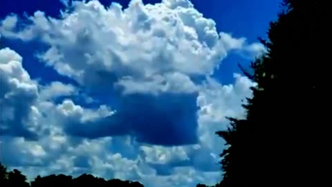 Un vaisseau spatial géant a atterri sur une ferme. Une flotte d'OVNI en Chine