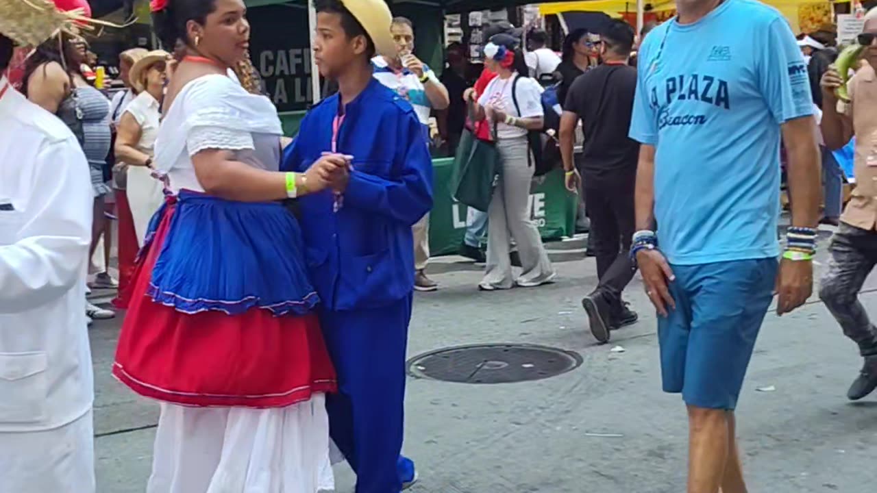 "Ellos robando y nosotros trabajando" en el Desfile Dominicano en Nueva York.