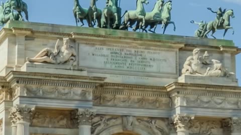 storia dell'Arco della Pace/Porta Sempione di Milano Italy DOCUMENTARIO Il monumento rappresenta il cocchio della dea greca della Pace Eirene con ai suoi lati 4 nike greche che offrono una corona d'alloro e una palma alla Dea