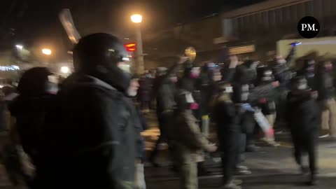 🚨 Anti-ICE leftists outnumbered federal agents in Portland so bad, turned it into a WAR ZONE
