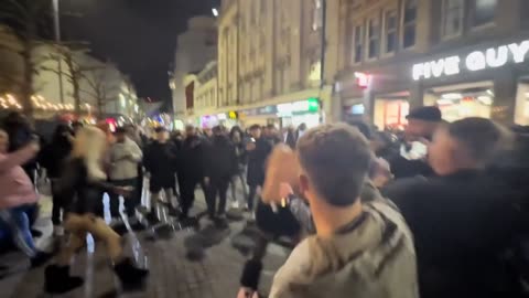 MASS BRAWL IN MANCHESTER LAST NIGHT 💥Whats going on Manchester?