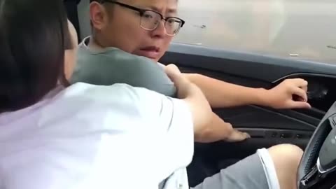 Madan Ka Car me ak hot ladki hai 🤣