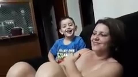 Pietro tentando enganar que não tá beijando muito a mamãe 