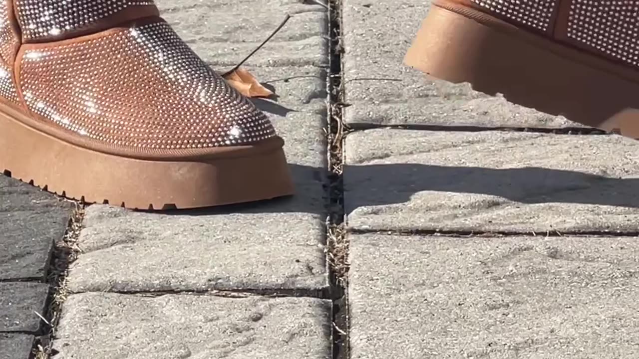 Snowboots, size available 7, 7.5, 8 and 9