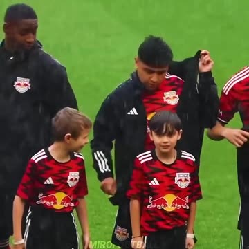 When Kids Mascots Are Freezing Cold 🥶