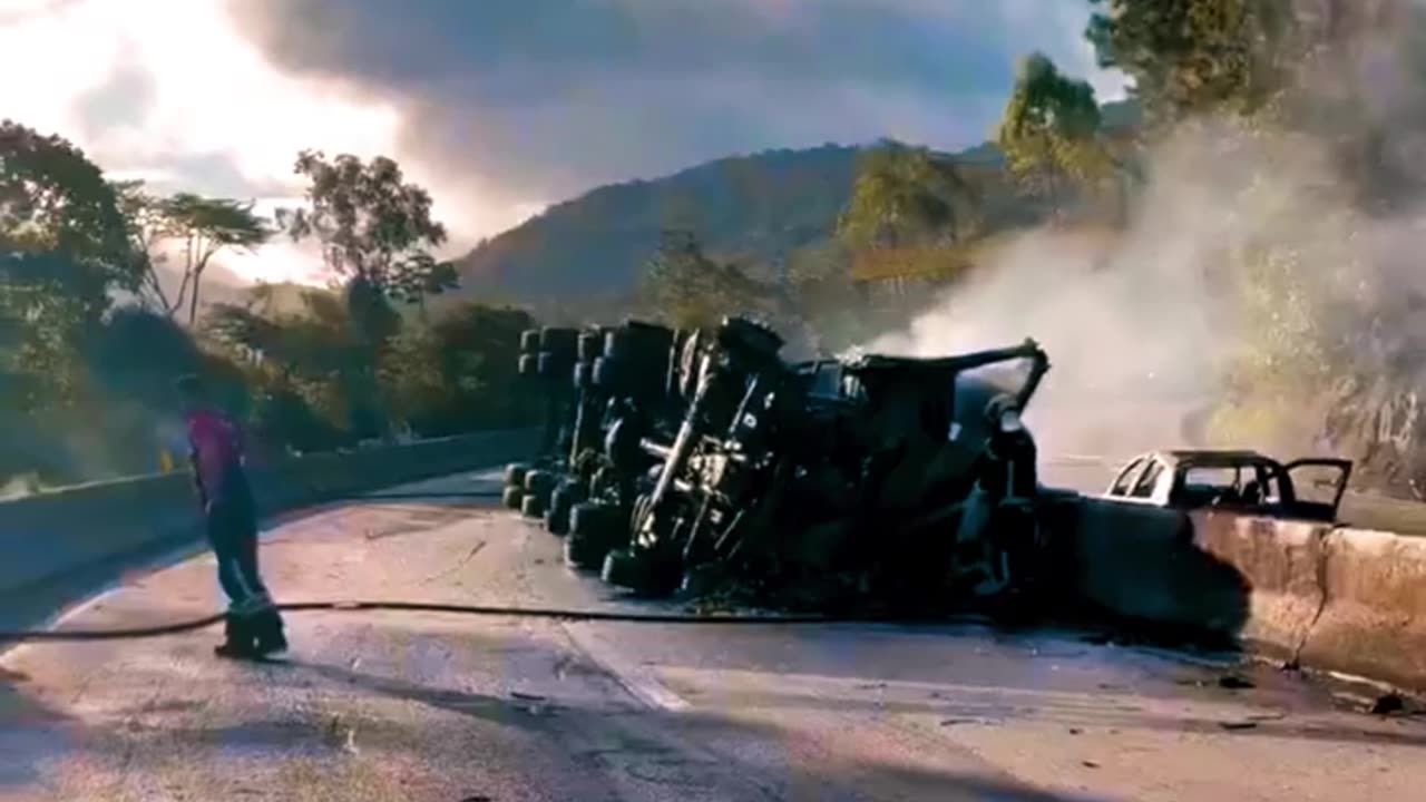 Un camión con etanol vuelca y causa incendio masivo de autos en autopista de Brasil
