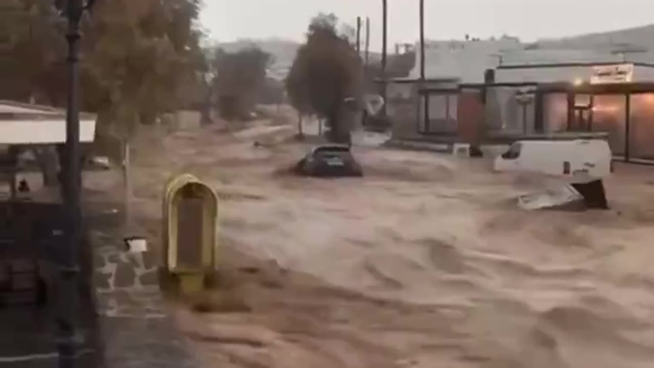🚨Awful images coming from from the island of Paros in Greece.