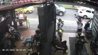 Revelan nuevo video del asalto en un taller de motocicletas en Bucaramanga