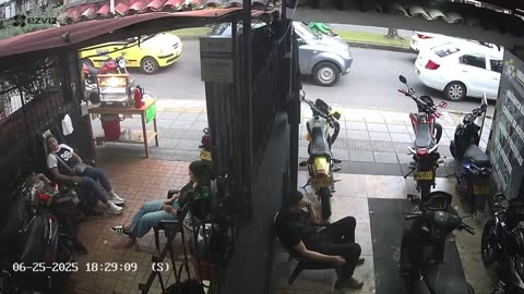 Revelan nuevo video del asalto en un taller de motocicletas en Bucaramanga