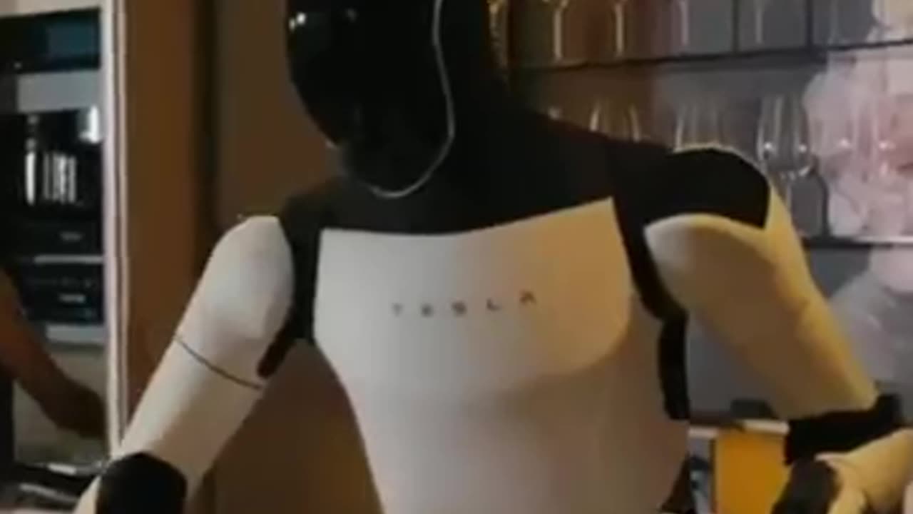 "This Tesla Robot Moves Like a Human 😲🤖"