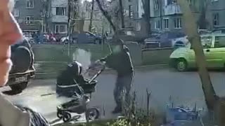 Un fragmento de tejado casi cae encima de un cochecito con un bebé